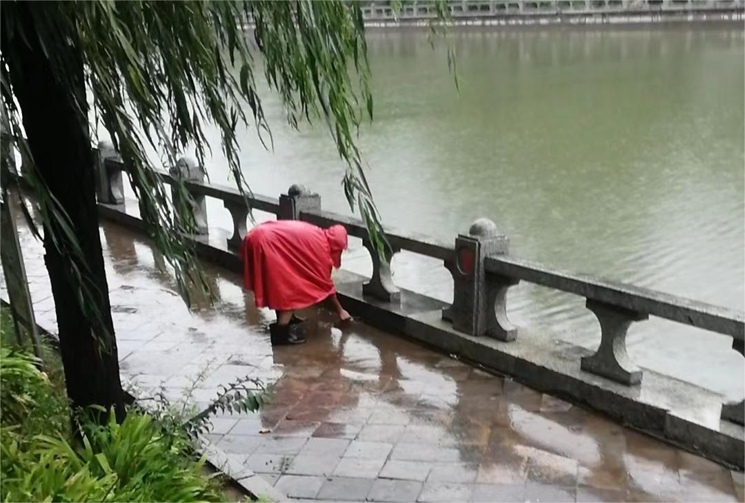 巨佳物业|雨中“守护者”