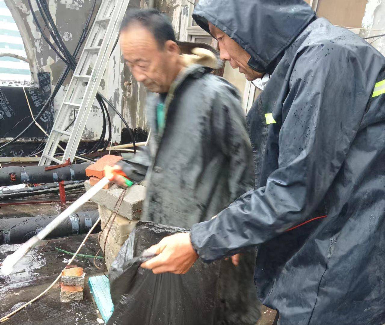 巨佳物业|雨中“守护者”